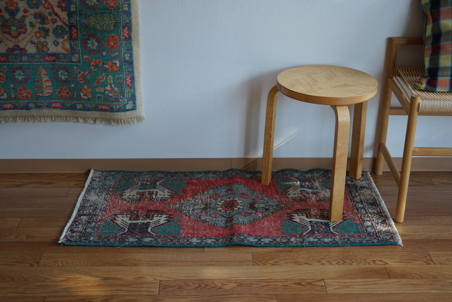 Türkiye Old Oushak Red , Green Flower 1970年代 109 × 54 cm No.TR25540 / 国内送料無料・羊毛手織り絨毯