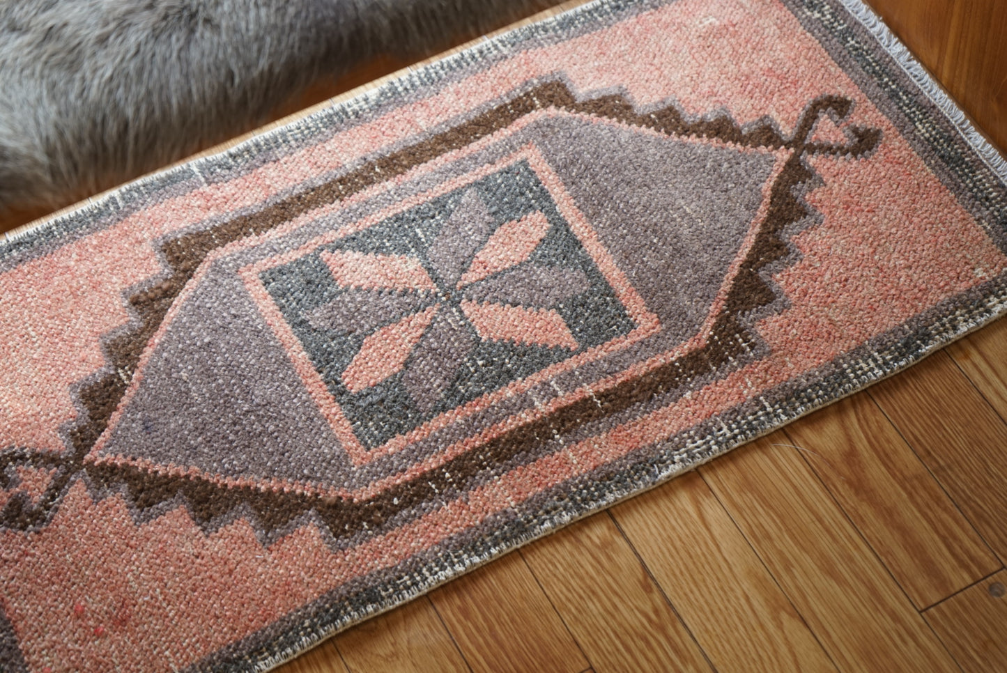 Türkiye Old Oushak Pink , Glay  1970年代 92 × 46 cm No.TR25423