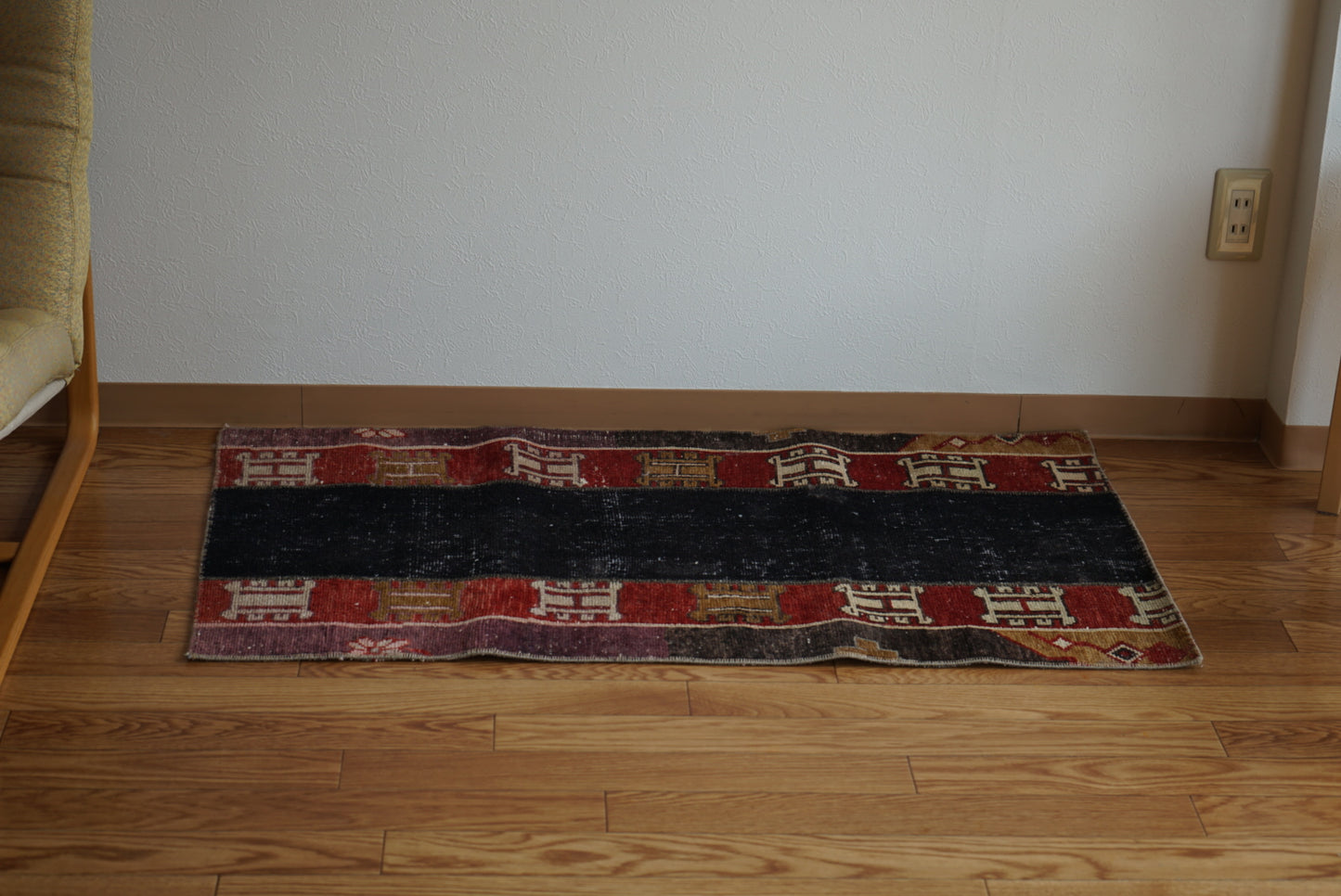 Türkiye Old Oushak Black , Red Patchwork Runner 1970年代 109 × 61.5 cm No.TR25421