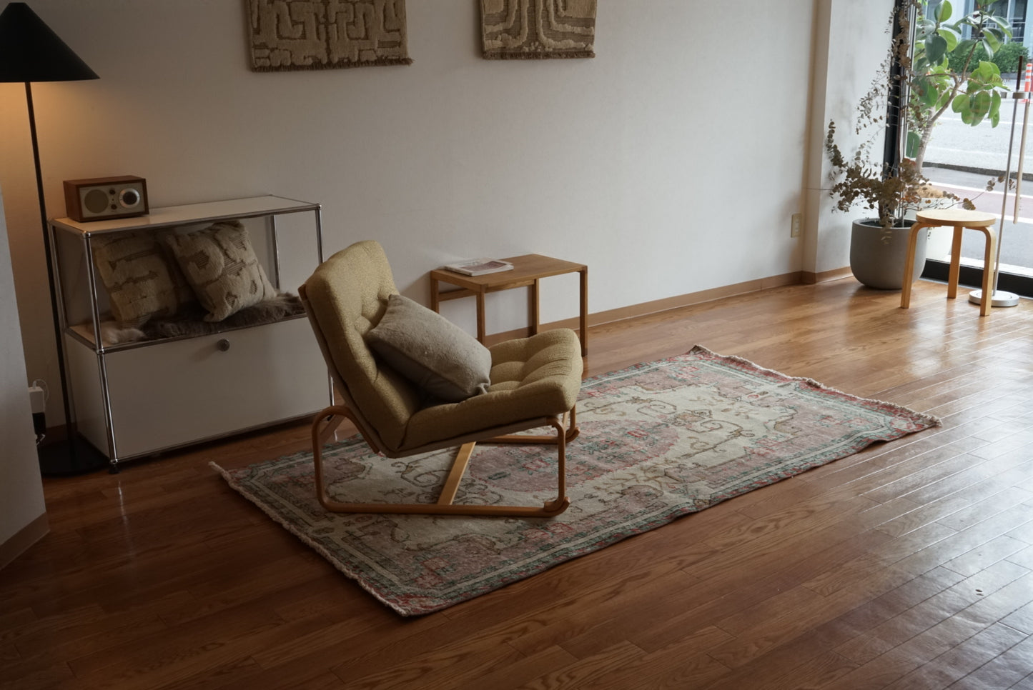 Türkiye Old Isparta Beige , Pink , Green Flower Garden 1970年代 208 × 113 cm No.TR25509 / 国内送料無料・羊毛手織り絨毯