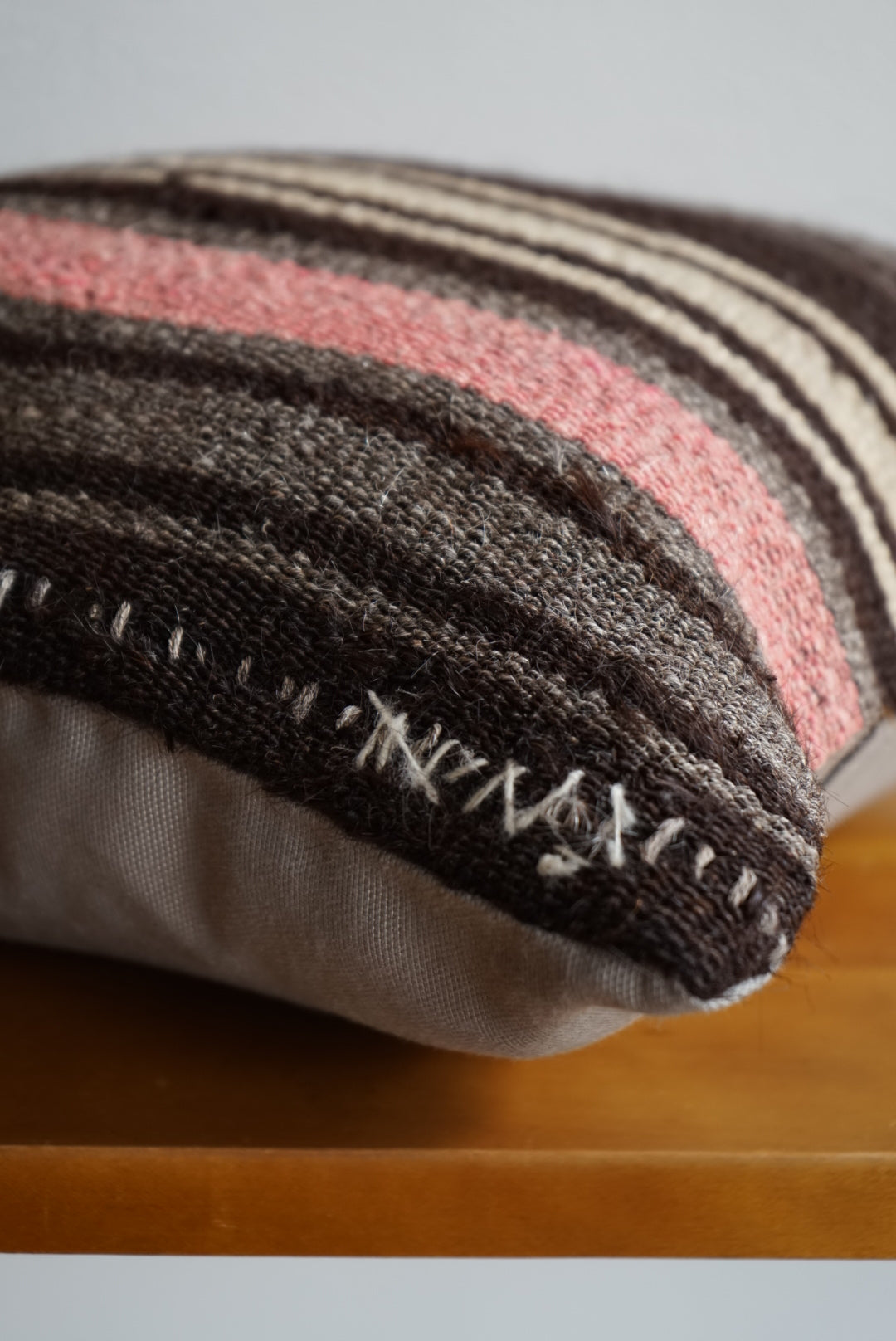 Türkiye Old Kilim Cushion Cover Pink , Black , Glay Mix Color Border Design 50 × 50 cm No.TR25526 / 国内送料無料・羊毛手織りキリム