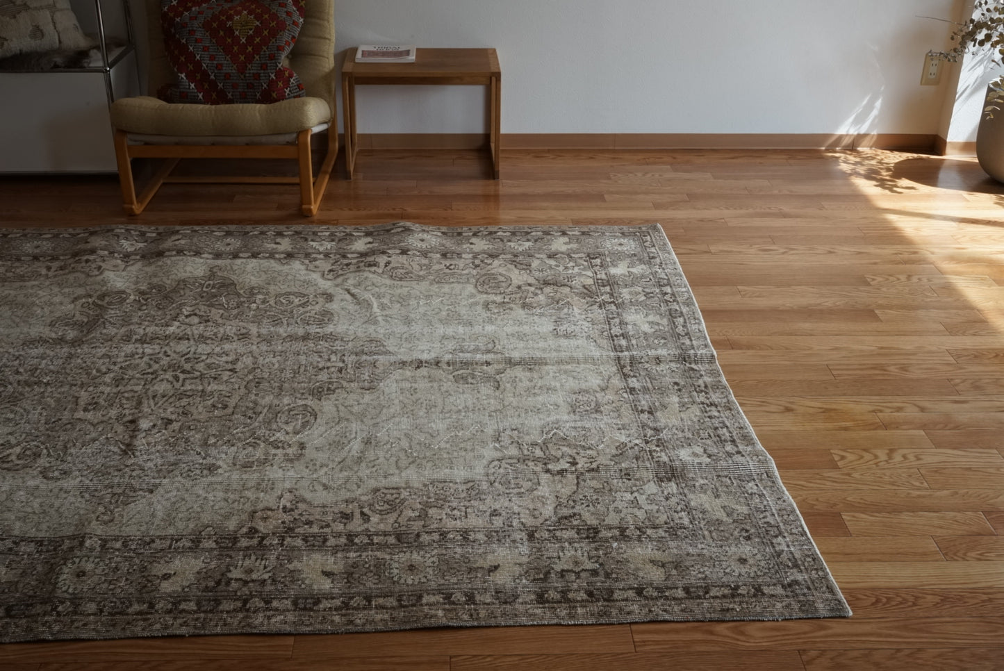 Türkiye Old Isparta Medallion Beige , Glay 1960年代 255.5 × 184 cm No.TR25491 / 国内送料無料