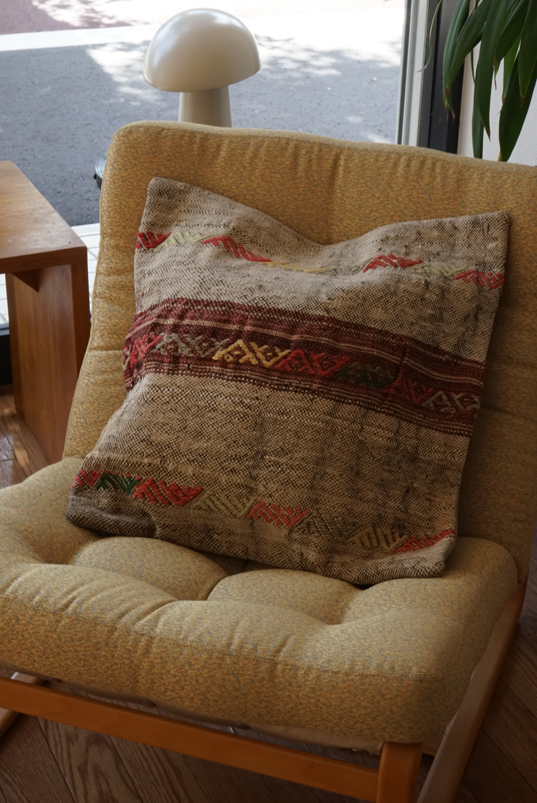 Türkiye Old Kilim Cushion Cover Milky White , Azuki , Tribal design 50 × 50 cm No.TR25458