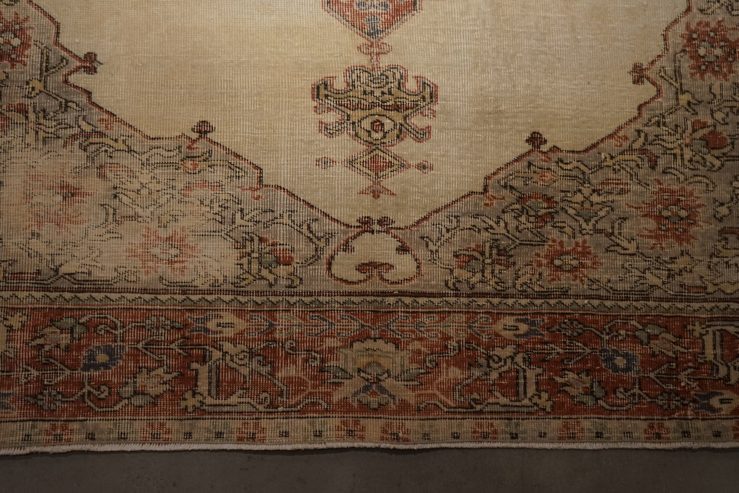 TURKEY OLD ISPARTA PINK BEIGE MEDALLION 1970年代 265 × 194 cm No.TR25213