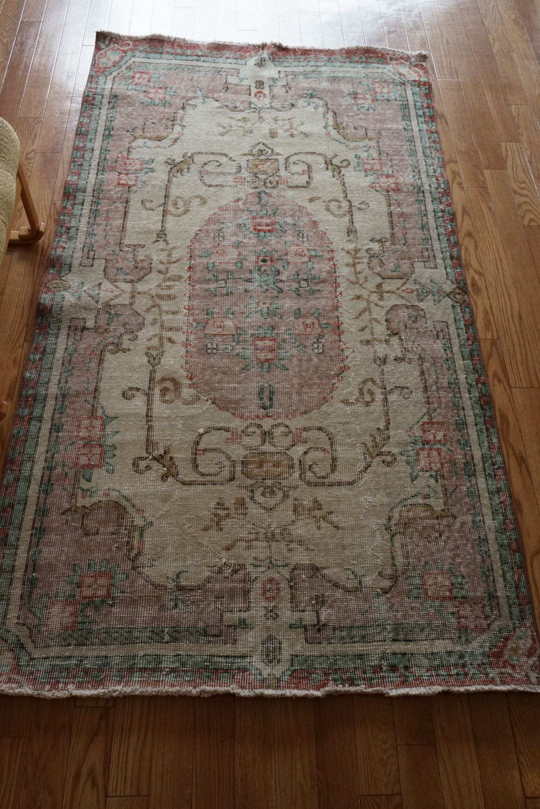 Türkiye Old Isparta Beige , Pink , Green Flower Garden 1970年代 208 × 113 cm No.TR25509 / 国内送料無料・羊毛手織り絨毯