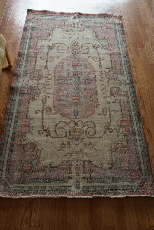 Türkiye Old Isparta Beige , Pink , Green Flower Garden 1970年代 208 × 113 cm No.TR25509 / 国内送料無料・羊毛手織り絨毯