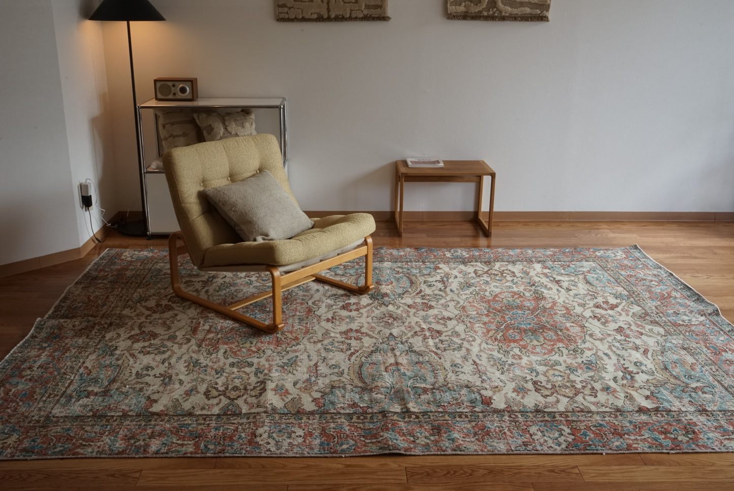 Türkiye Old Isparta Beige , Bric Red , Saxe Blue Flower 1970年代 286 × 189 cm No.TR25506 / 国内送料無料・羊毛手織り絨毯