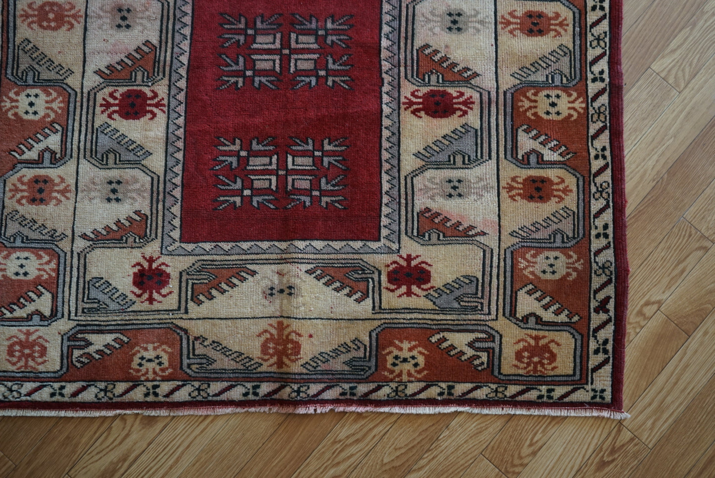 Türkiye Old Anatoria Beige , Red 1960年代 178 × 123 cm No.TR25552 / 国内送料無料・羊毛手織り絨毯