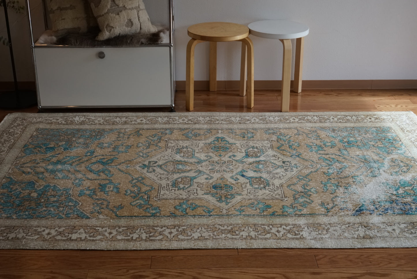 Türkiye Old Oushak Beige , Blue , Medallion 1960年代 227 × 132cm No.TR25454