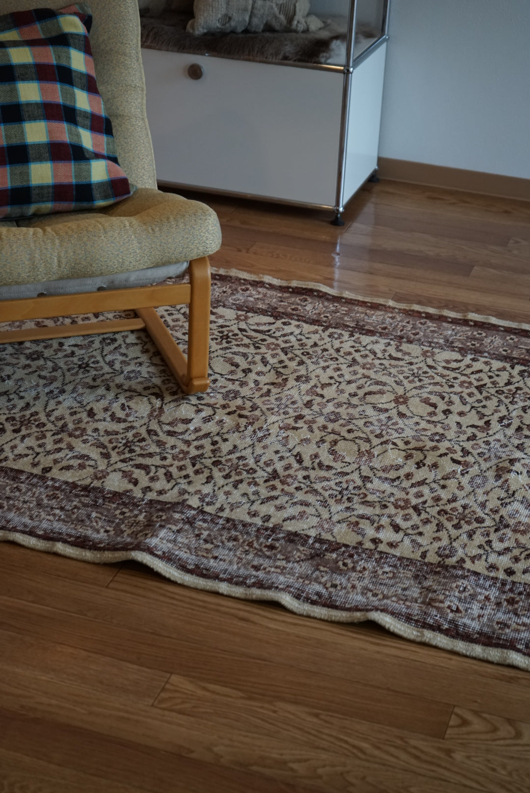 Türkiye Old Isparta Beige ,  Azuki Color Flower 1970年代 198.5 × 117 cm No.TR25519 / 国内送料無料・羊毛手織り絨毯