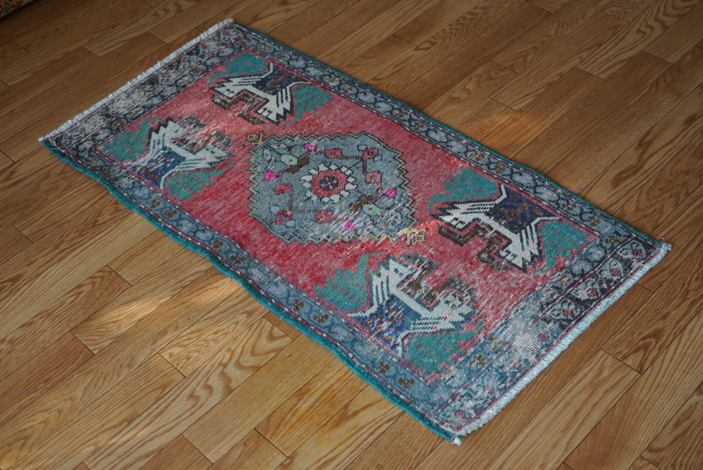 Türkiye Old Oushak Red , Green Flower 1970年代 109 × 54 cm No.TR25540 / 国内送料無料・羊毛手織り絨毯