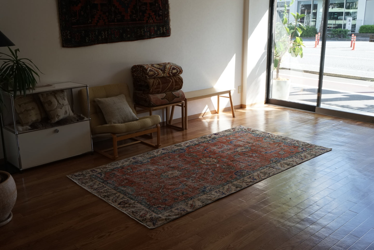 Türkiye Old Isparta Bright Red Flower 1970年代 249 × 132 cm No.TR25505 / 国内送料無料・羊毛手織り絨毯