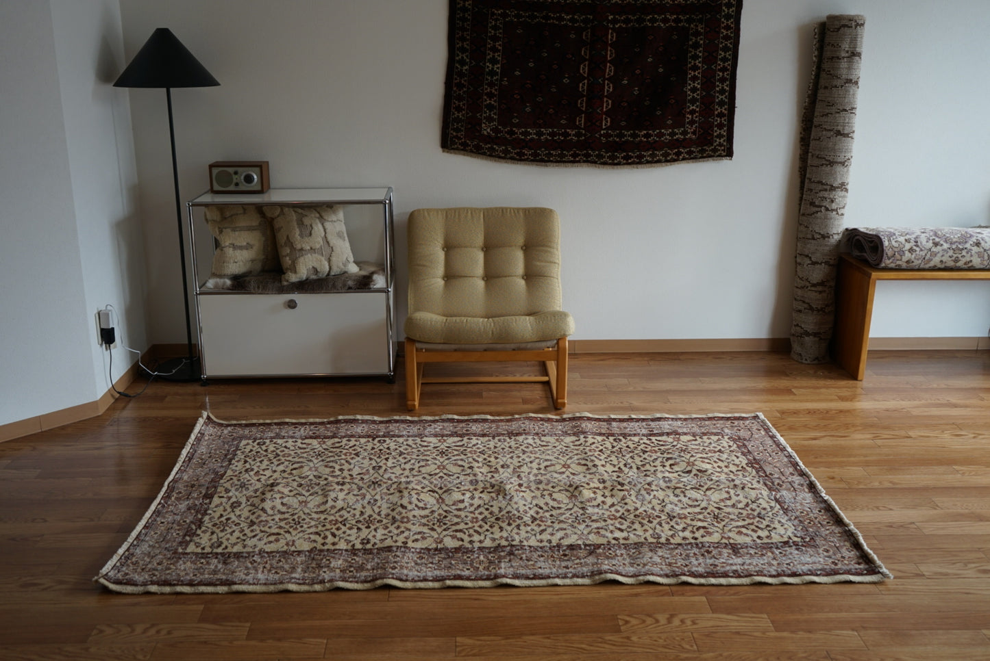 Türkiye Old Isparta Beige ,  Azuki Color Flower 1970年代 198.5 × 117 cm No.TR25519 / 国内送料無料・羊毛手織り絨毯