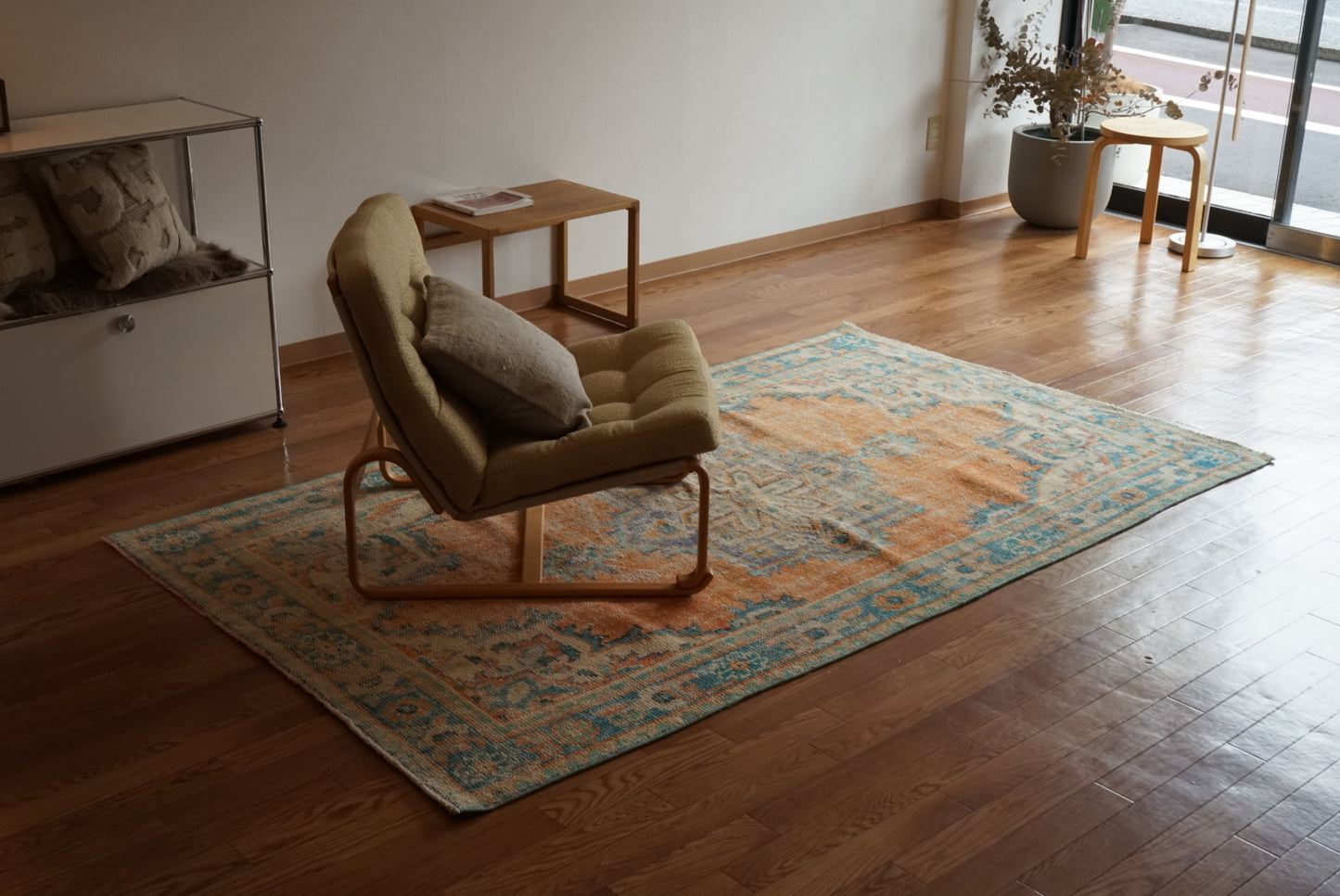 Türkiye Old Isparta Beige , Orange , Blue , Green Flower Medallion 1970年代 232 × 132 cm No.TR25510 / 国内送料無料・羊毛手織り絨毯