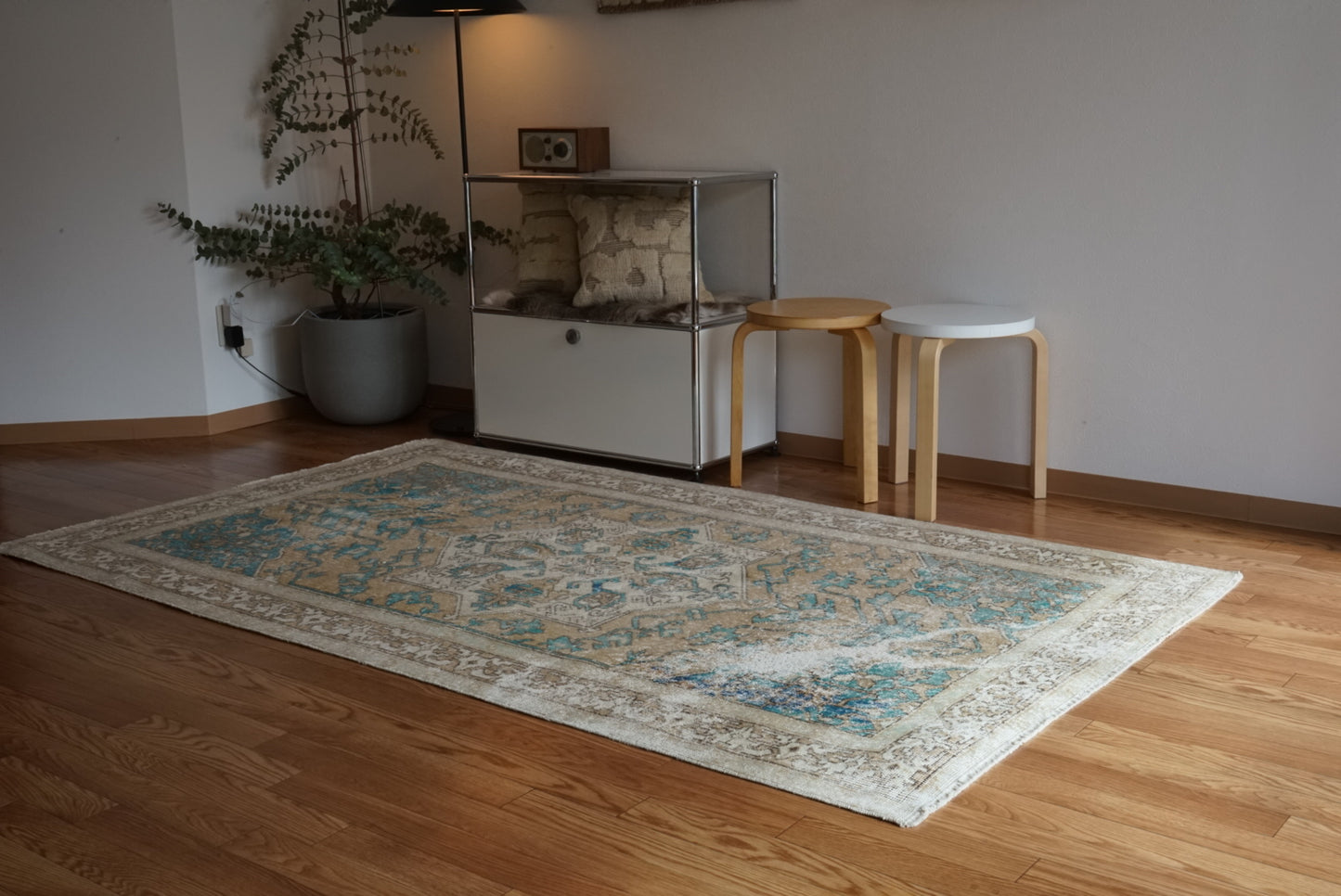 Türkiye Old Oushak Beige , Blue , Medallion 1960年代 227 × 132cm No.TR25454