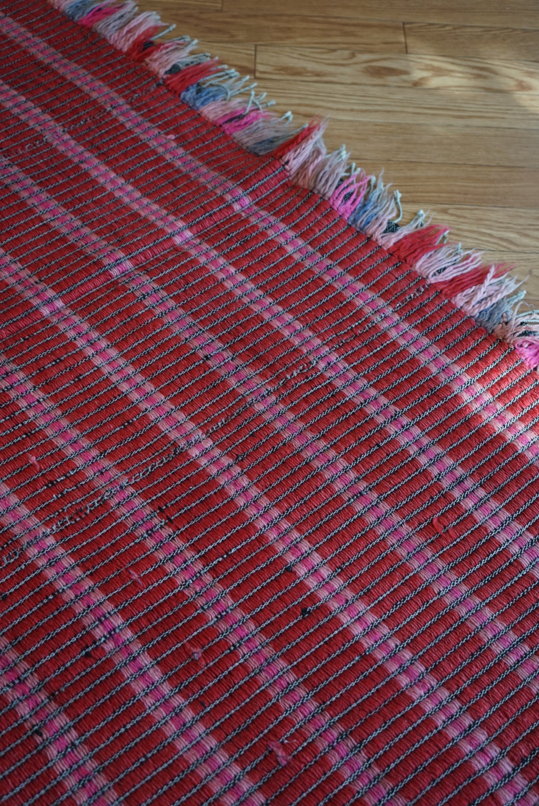 Türkiye Old Kilim Shaggy Pink , Red 1960年代 195 × 144 cm No.TR25546 / 国内送料無料・羊毛手織りキリム