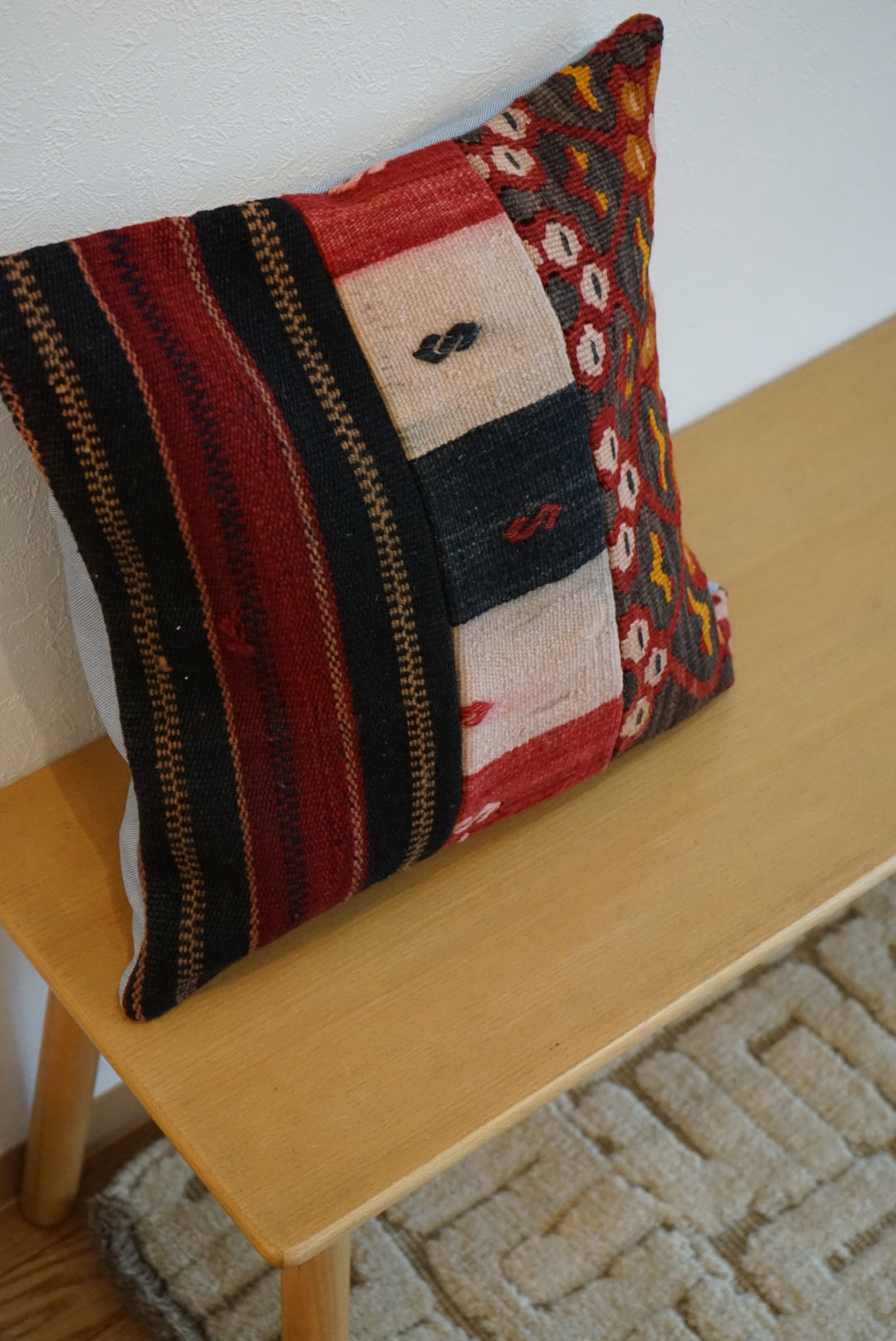 Türkiye Old Kilim Cushion Cover Red , Black , Beige Patchwork Design 45 × 45 cm No.TR25569 / 送料無料・羊毛手織りキリム