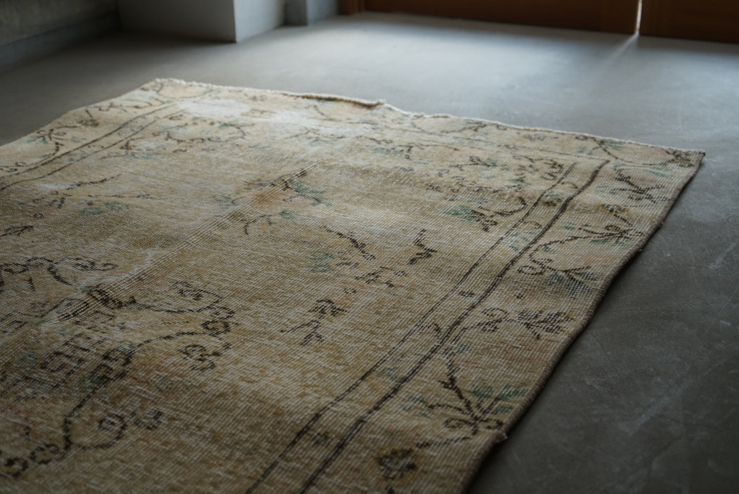 TURKEY OLD ISPARTA YELLOW BEIGE FLOWER 1970年代 194 × 106 cm No.TR25147