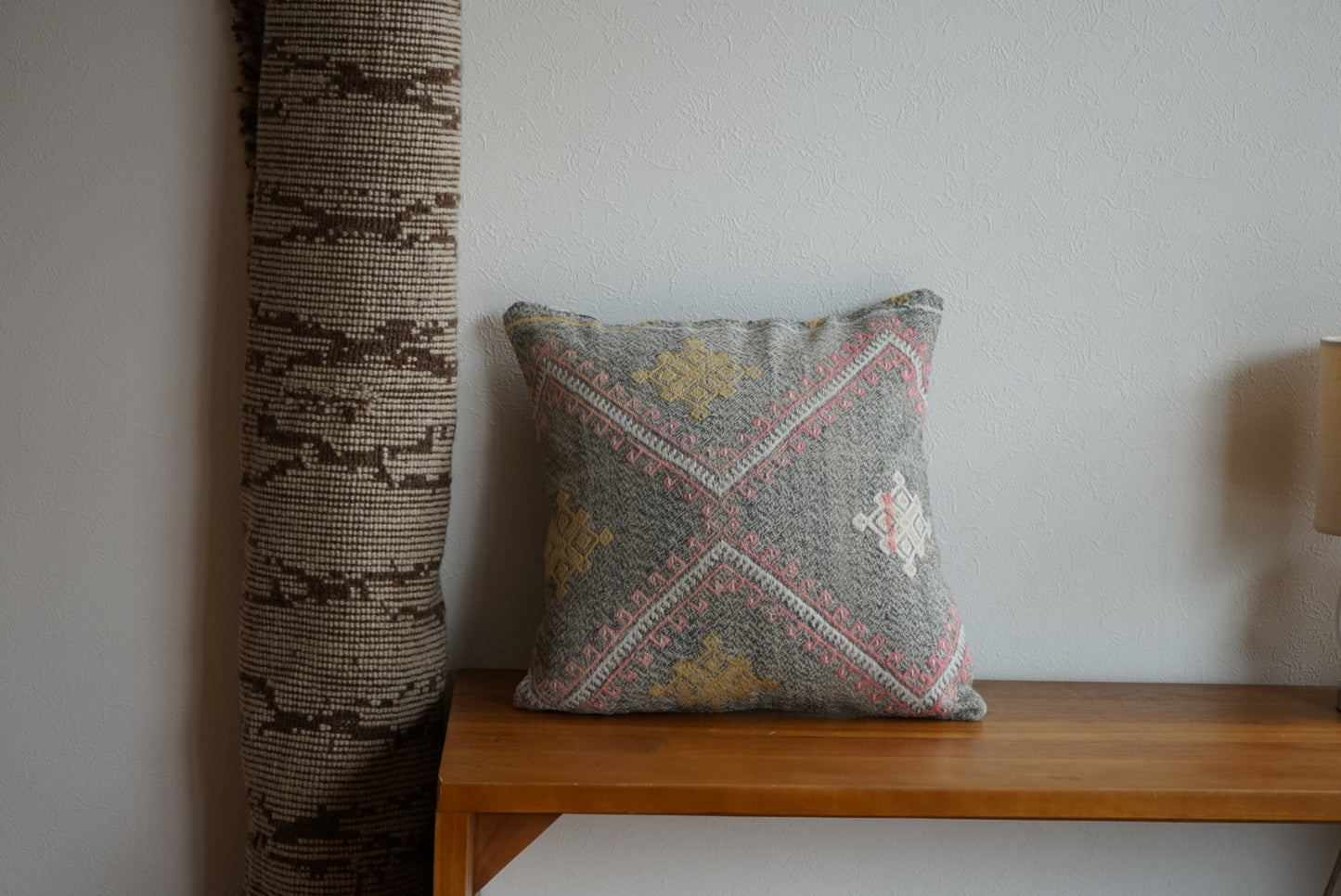 Türkiye Old Kilim Cushion Cover Tribal Design Glay 41 × 41 cm No.TR25533 / 送料無料・羊毛手織りキリム