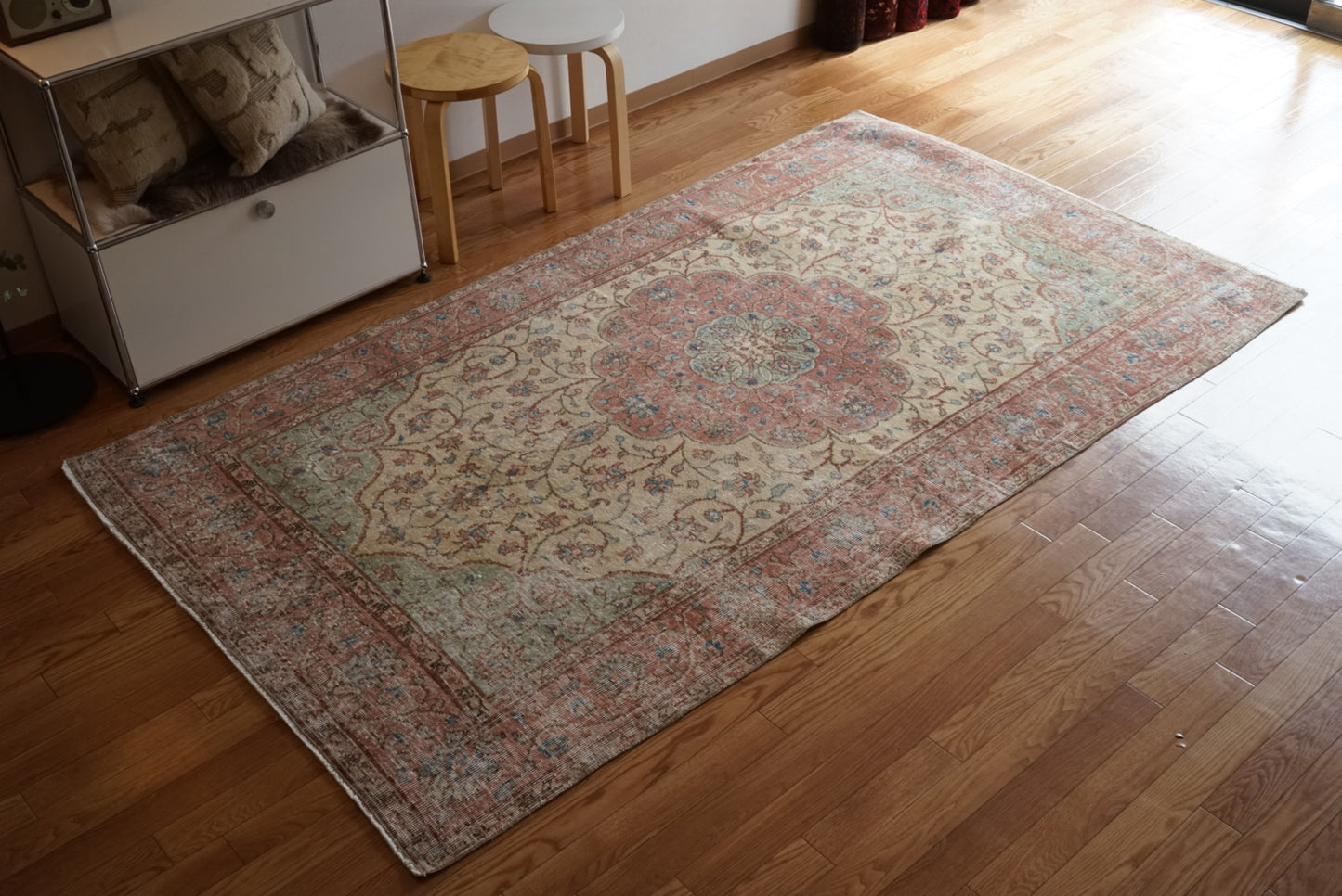 Türkiye Old Isparta Beige , Red , Green Medallion 1960年代 244 × 142 cm No.TR25455