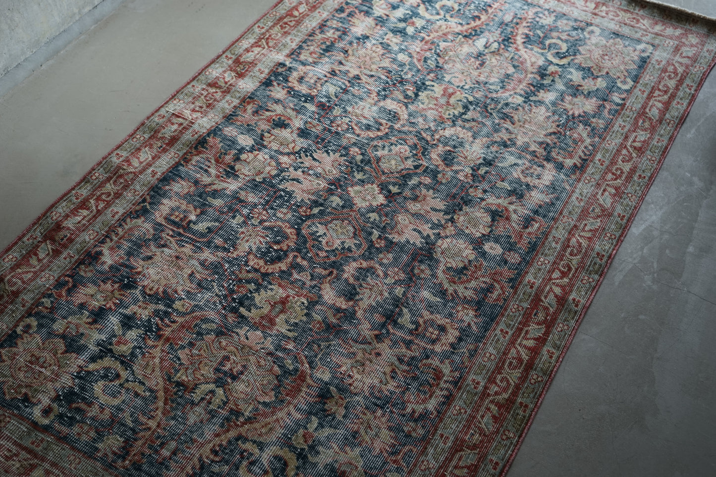 TURKEY OLD ISPARTA NAVY FLORAL 1970年代 207 × 114 cm No.TR25176