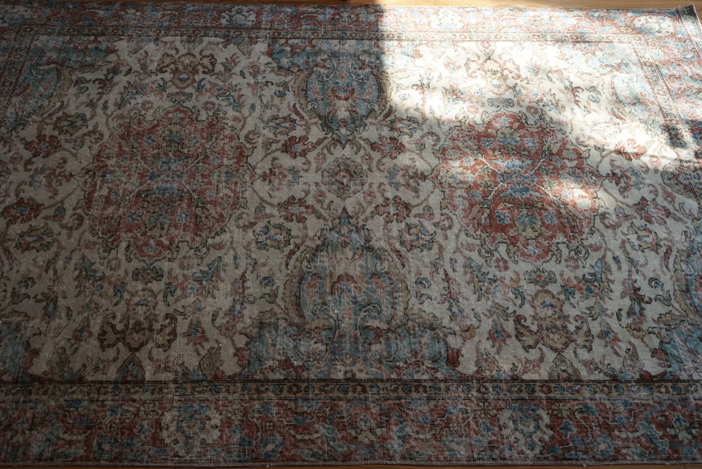 Türkiye Old Isparta Beige , Bric Red , Saxe Blue Flower 1970年代 286 × 189 cm No.TR25506 / 国内送料無料・羊毛手織り絨毯