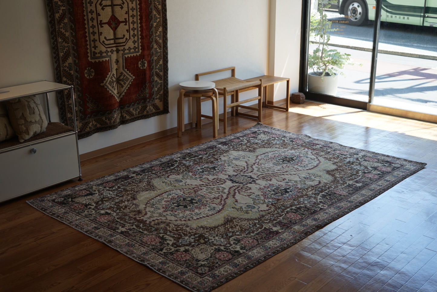 Türkiye Old Oushak Flower Medallion Black Butterfly 1970年代 263 × 176 cm No.TR25402