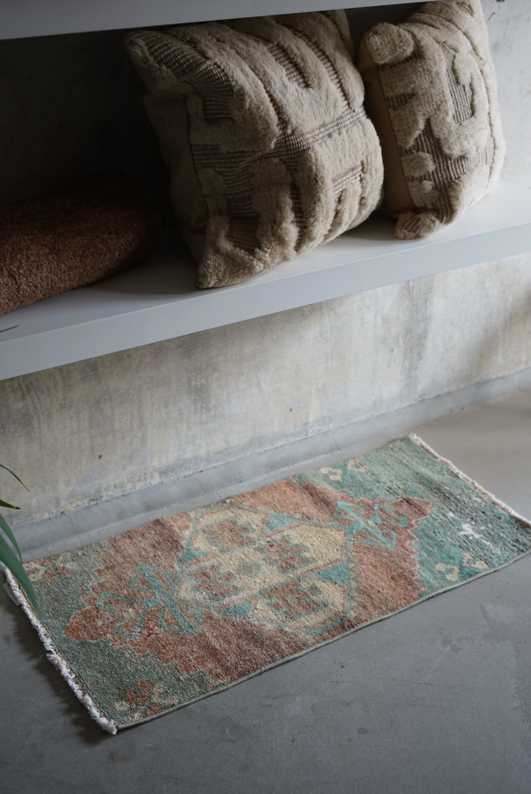 Türkiye Old Oushak Beige Blue Small size 1970年代 80 × 40 cm No.TR25243