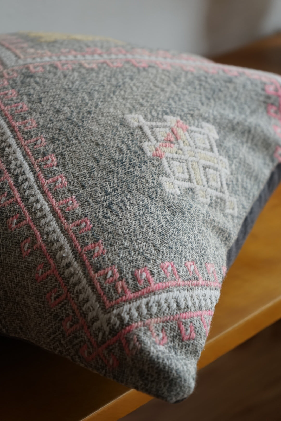 Türkiye Old Kilim Cushion Cover Tribal Design Glay 41 × 41 cm No.TR25533 / 送料無料・羊毛手織りキリム