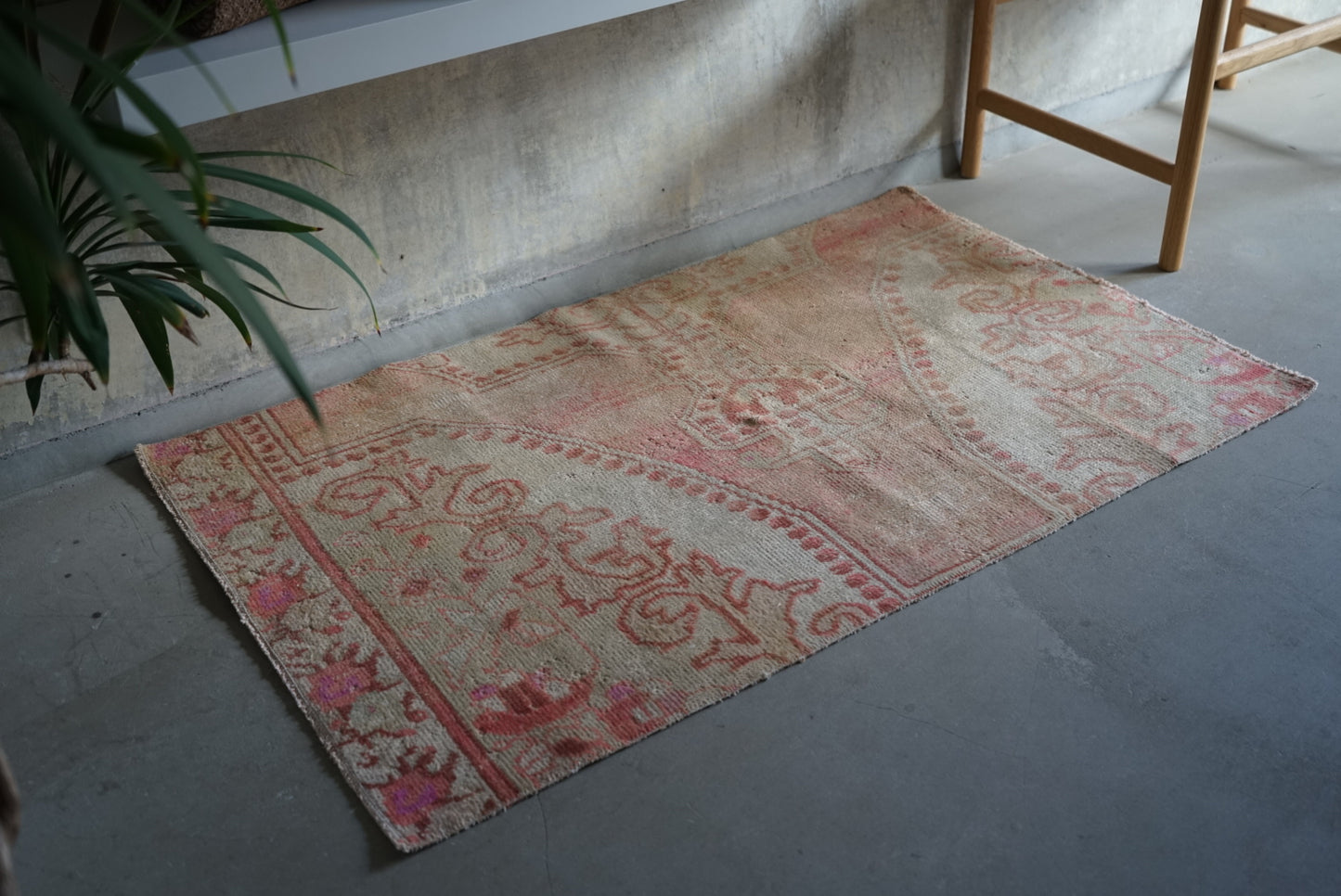 Türkiye Old Oushak Rose Pink Small size 1970年代 137 × 91 cm No.TR25244