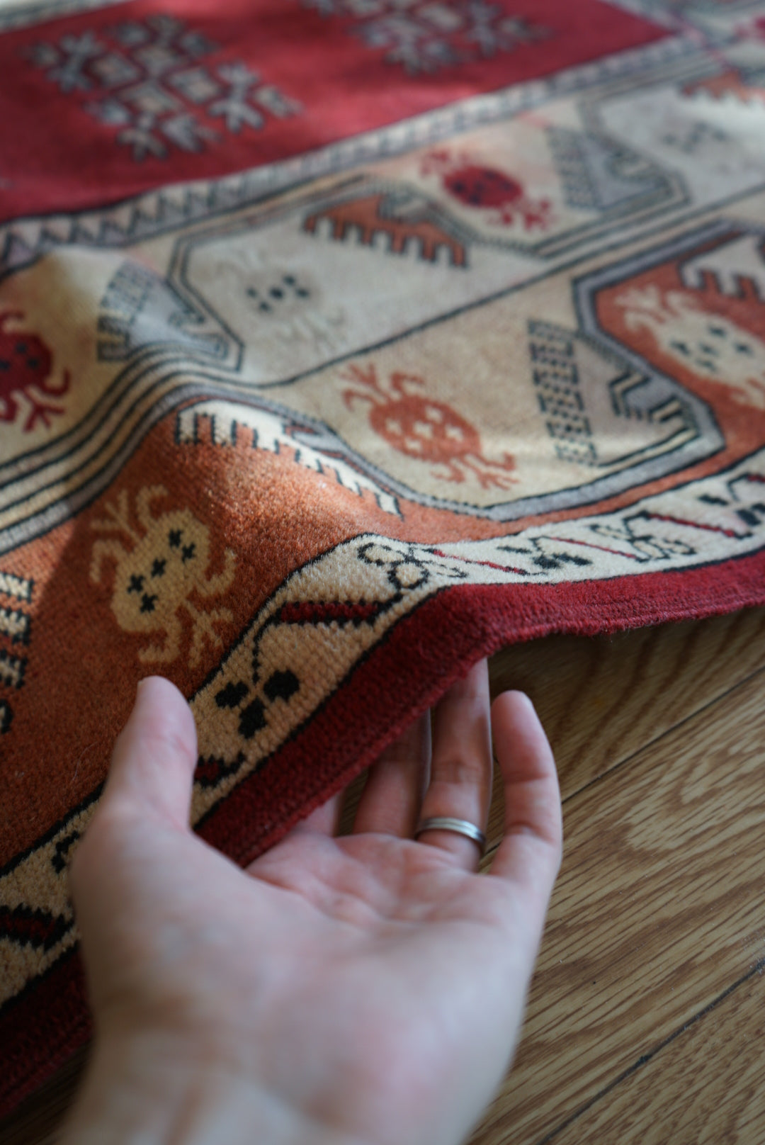 Türkiye Old Anatoria Beige , Red 1960年代 178 × 123 cm No.TR25552 / 国内送料無料・羊毛手織り絨毯