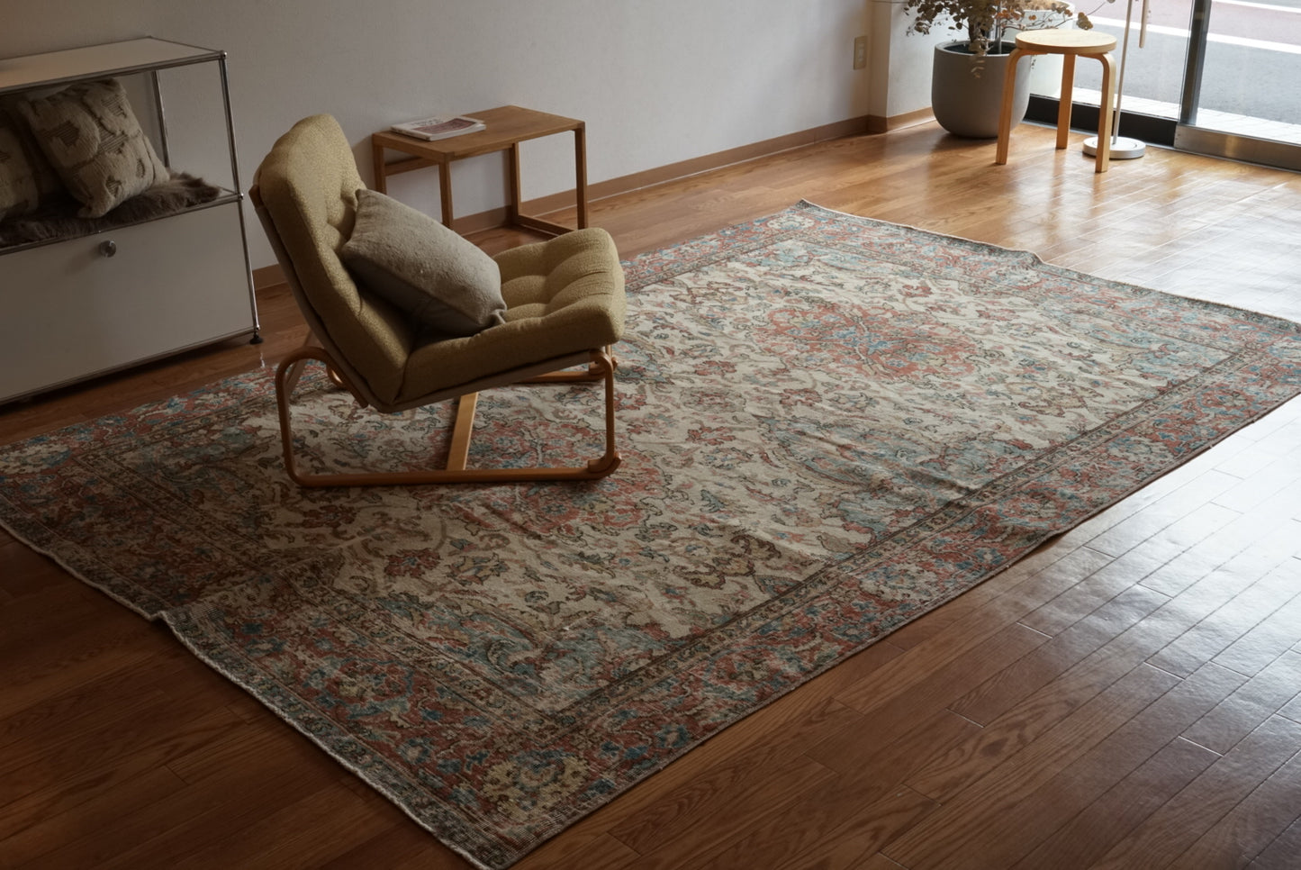 Türkiye Old Isparta Beige , Bric Red , Saxe Blue Flower 1970年代 286 × 189 cm No.TR25506 / 国内送料無料・羊毛手織り絨毯