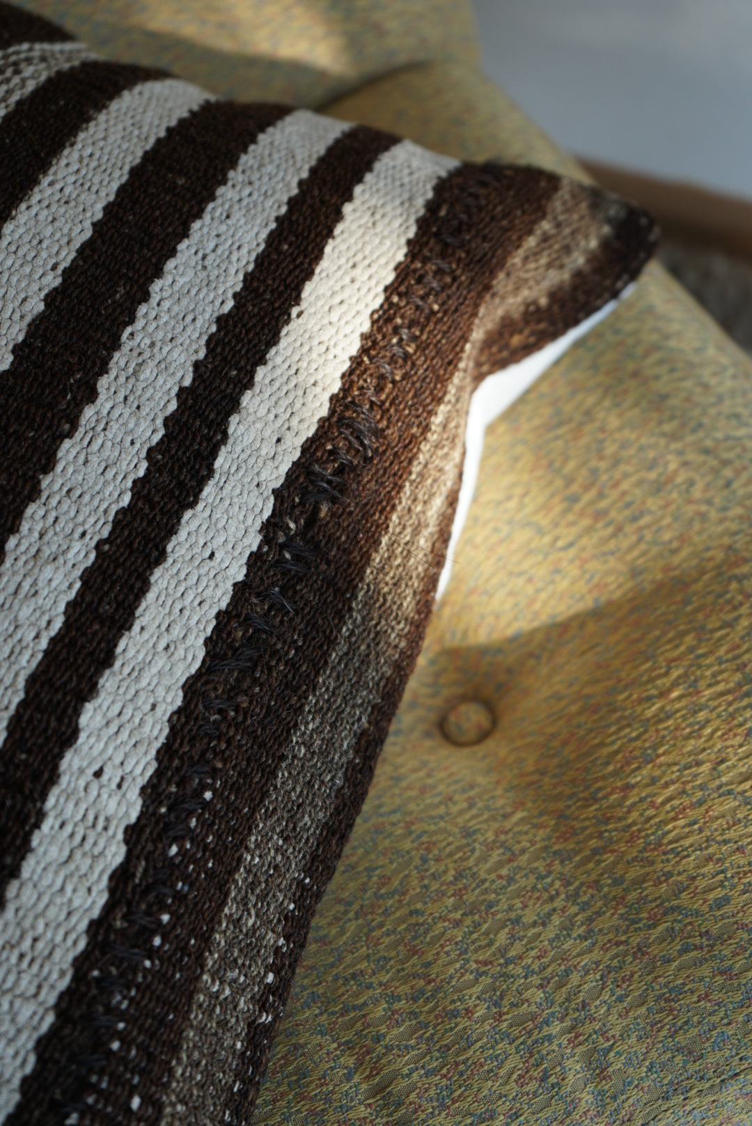 Türkiye Old Kilim Cushion Cover Brown , White Stripe Design 45 × 45 cm No.TR25553 / 送料無料・羊毛手織りキリム