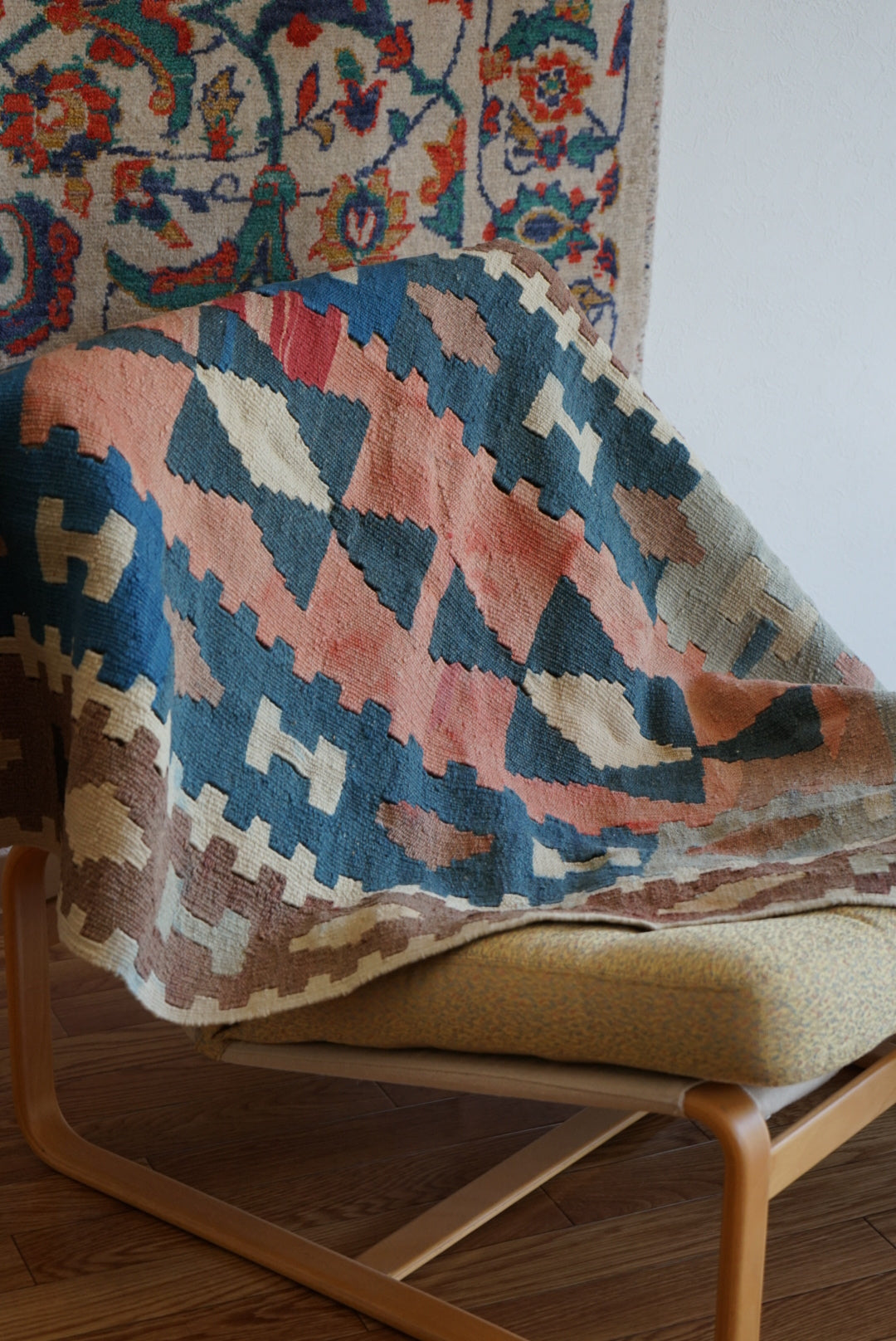 Türkiye Old Kilim Anatoria Tribal Design Blue , Brown , Red 1980年代 145 × 92.5 cm No.TR25549 / 国内送料無料・羊毛手織りキリム