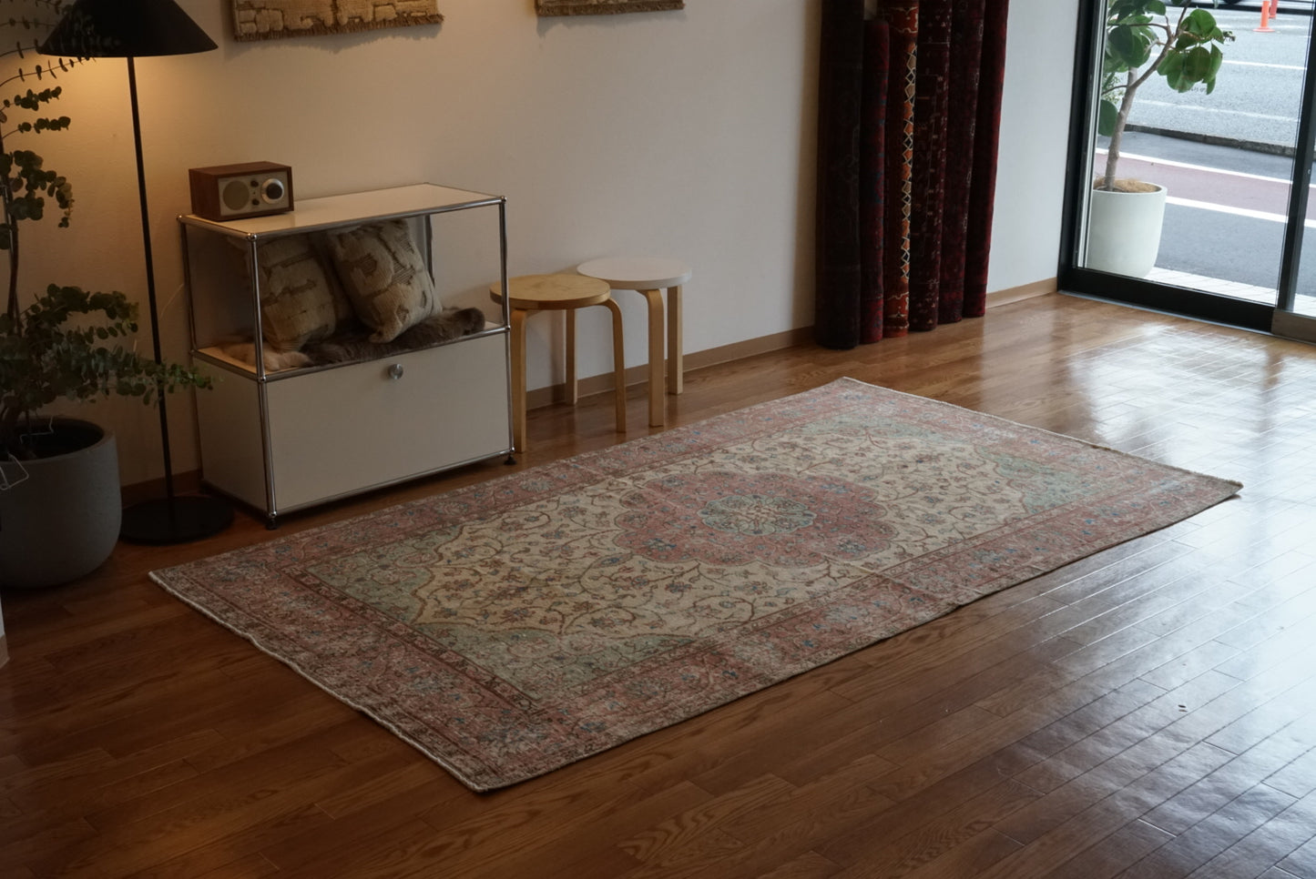 Türkiye Old Isparta Beige , Red , Green Medallion 1960年代 244 × 142 cm No.TR25455