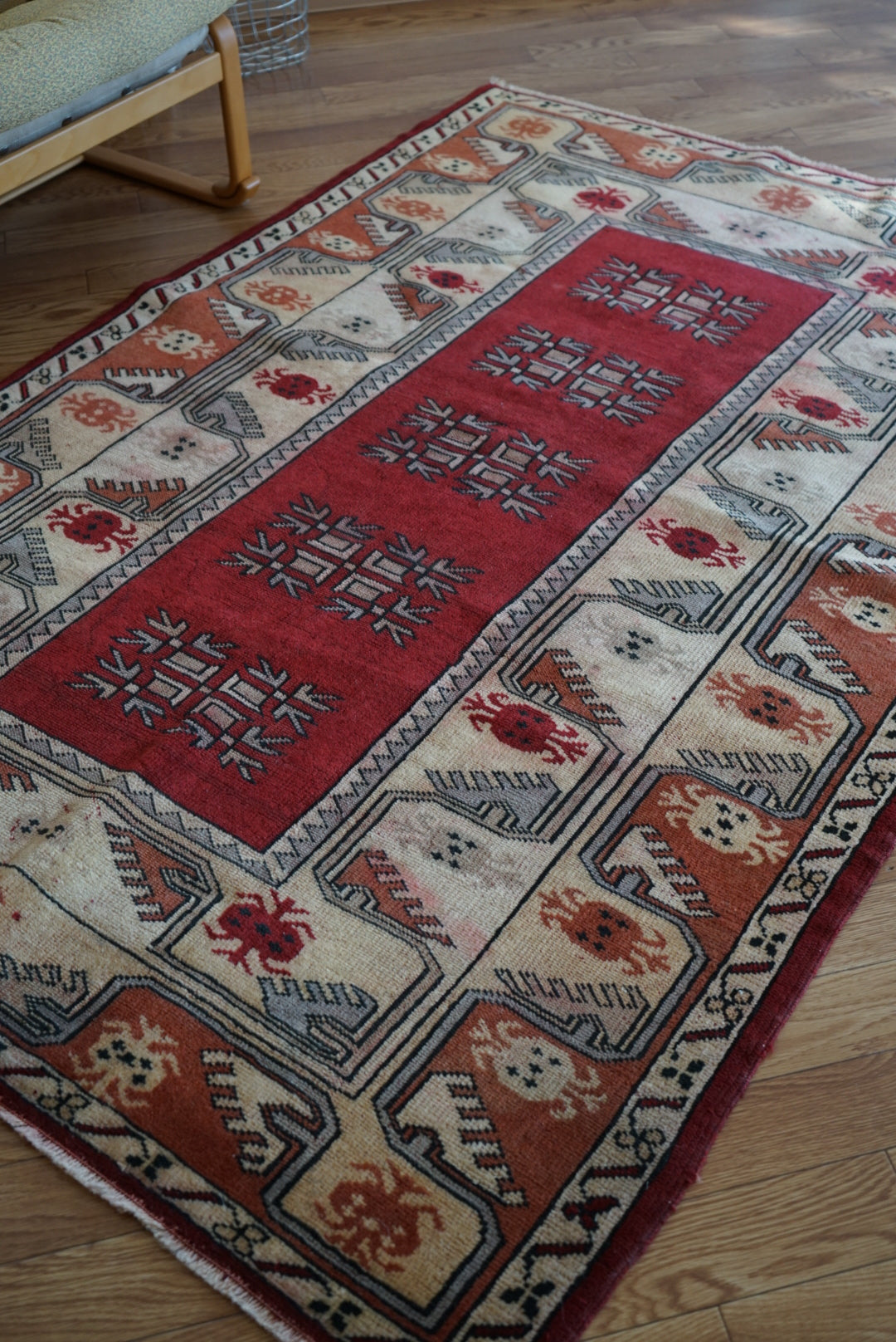 Türkiye Old Anatoria Beige , Red 1960年代 178 × 123 cm No.TR25552 / 国内送料無料・羊毛手織り絨毯