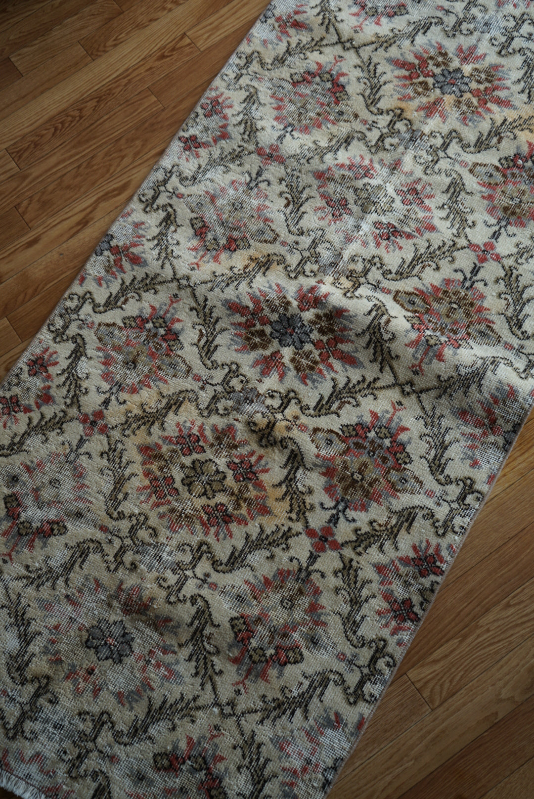 Türkiye Old Isparta Cream , Scarlet Color Flower 1970年代 194 × 95 cm No.TR25520 / 国内送料無料・羊毛手織り絨毯