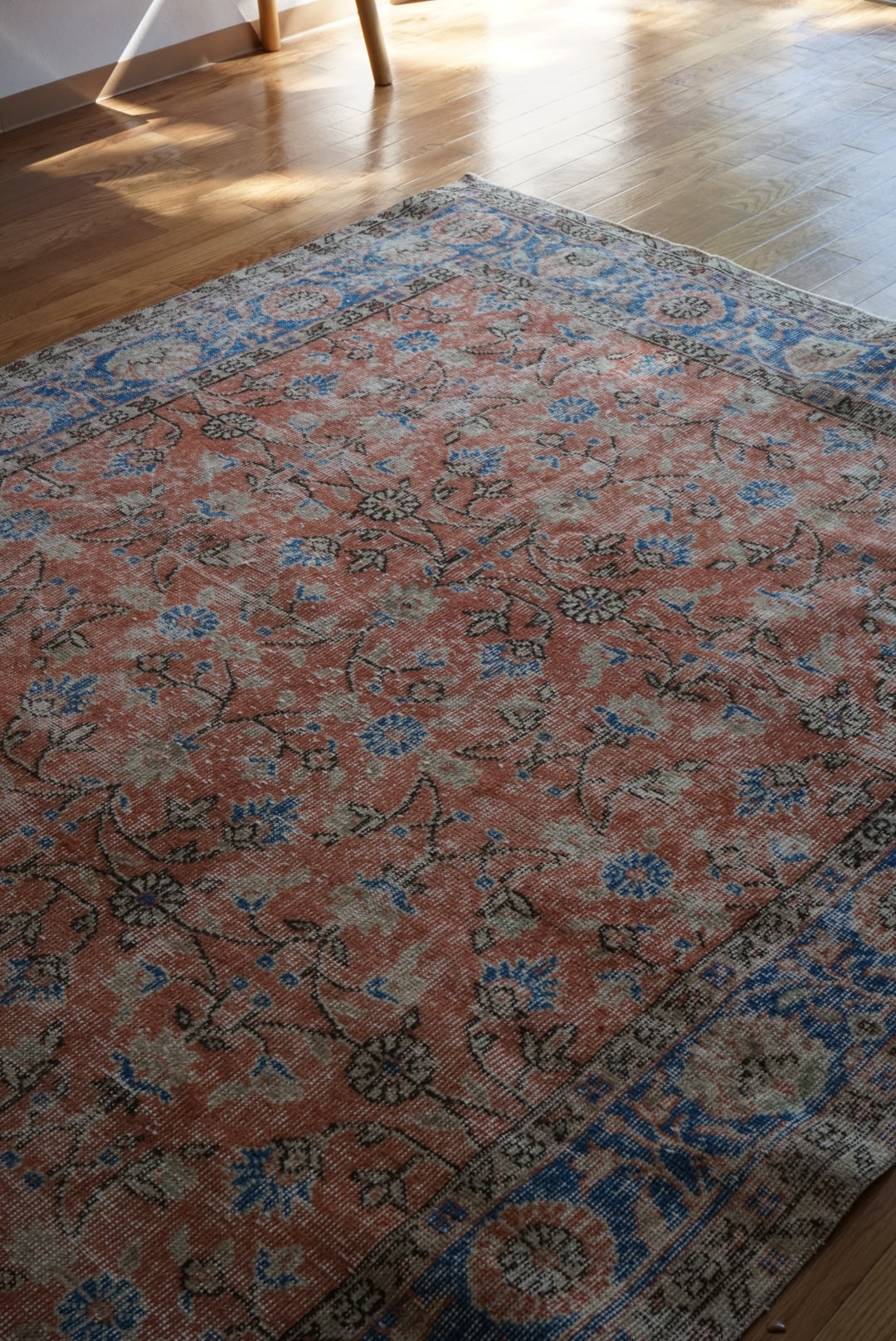 Türkiye Old Isparta Scarlet , Blue 1970年代 271.5 × 164 cm No.TR25507 / 国内送料無料・羊毛手織り絨毯