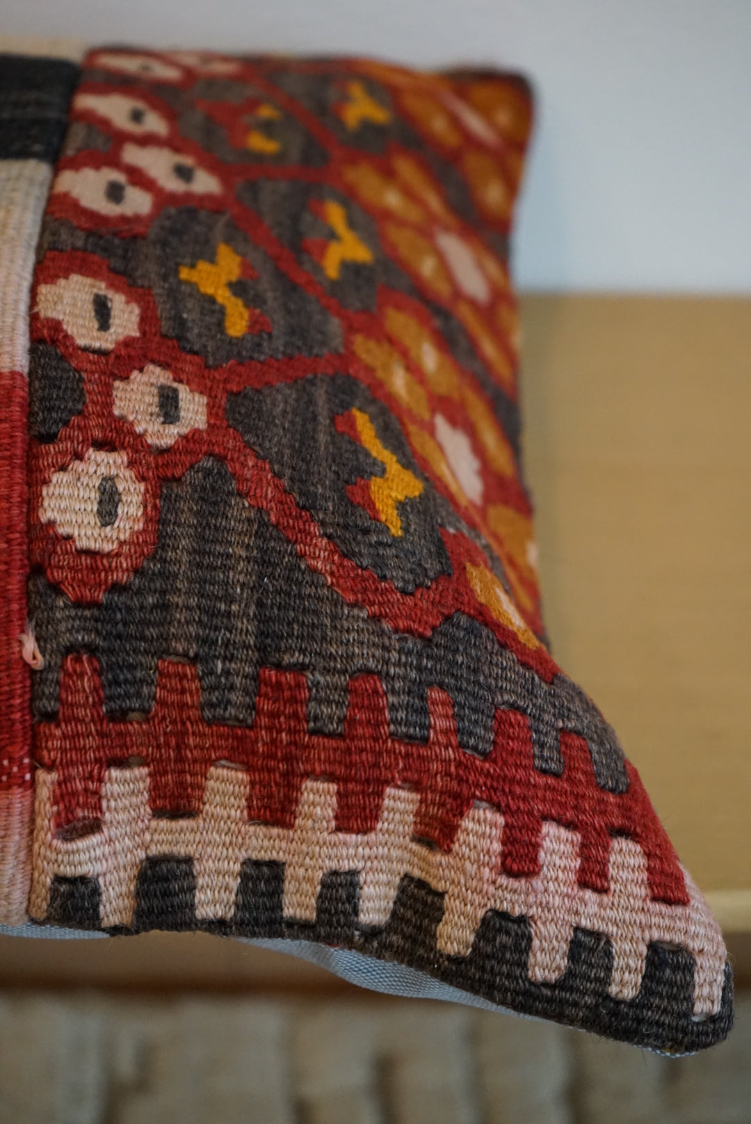Türkiye Old Kilim Cushion Cover Red , Black , Beige Patchwork Design 45 × 45 cm No.TR25569 / 送料無料・羊毛手織りキリム