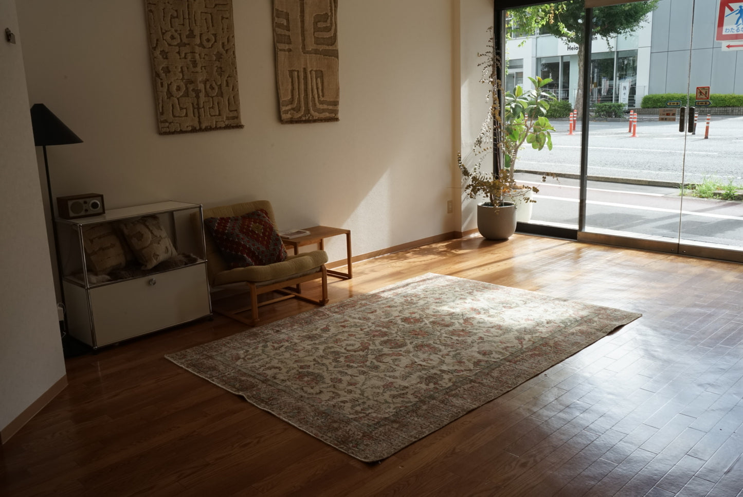 Türkiye Old Isparta Medallion Beige , Green , Rose Red 1960年代 231 × 165 cm No.TR25477 / 国内送料無料・羊毛手織り絨毯