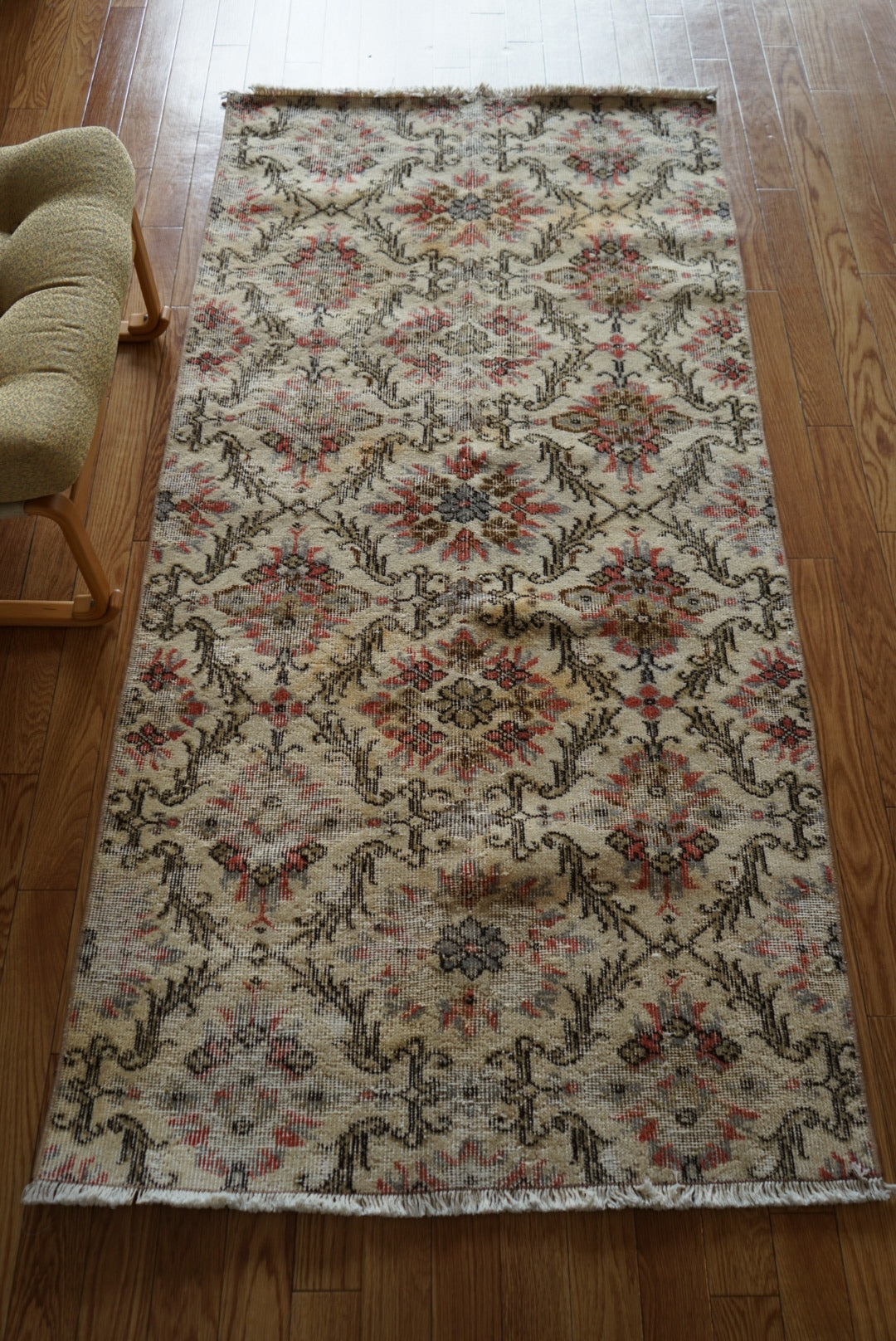 Türkiye Old Isparta Cream , Scarlet Color Flower 1970年代 194 × 95 cm No.TR25520 / 国内送料無料・羊毛手織り絨毯