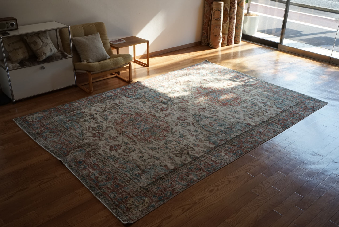 Türkiye Old Isparta Beige , Bric Red , Saxe Blue Flower 1970年代 286 × 189 cm No.TR25506 / 国内送料無料・羊毛手織り絨毯
