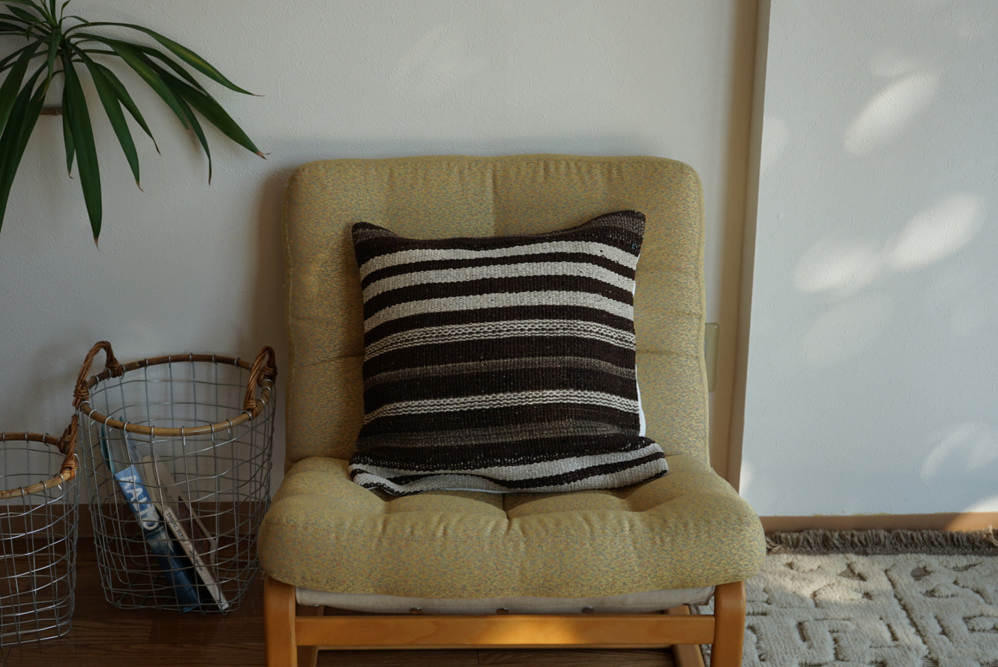 Türkiye Old Kilim Cushion Cover Brown , White Stripe Design 45 × 45 cm No.TR25553 / 送料無料・羊毛手織りキリム