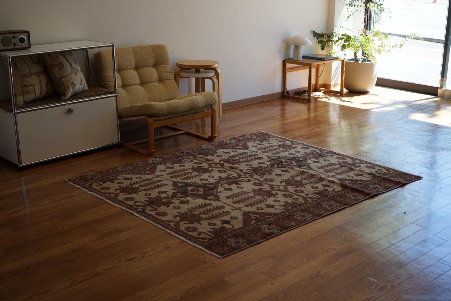 店頭販売 Türkiye Old Oushak Beige , Brown , Green 1970年代 164.5 × 143.5 cm No.TR25429