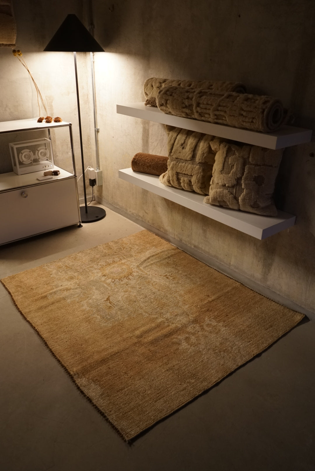 Türkiye Old Oushak Beige Medallion Flower Small size 1970年代 129 × 106 cm No.TR25238