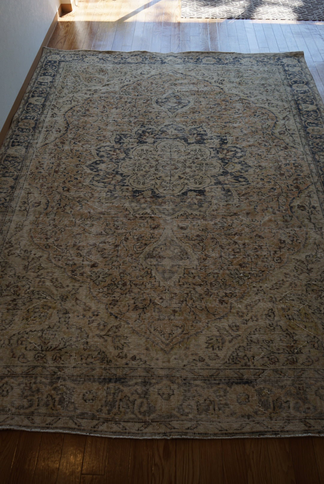 Türkiye Old Isparta Medallion Navy , Beige 1960年代 259 × 194 cm No.TR25375