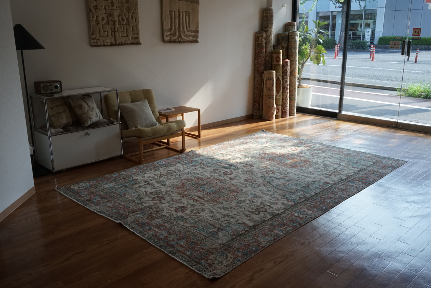 Türkiye Old Isparta Beige , Bric Red , Saxe Blue Flower 1970年代 286 × 189 cm No.TR25506 / 国内送料無料・羊毛手織り絨毯
