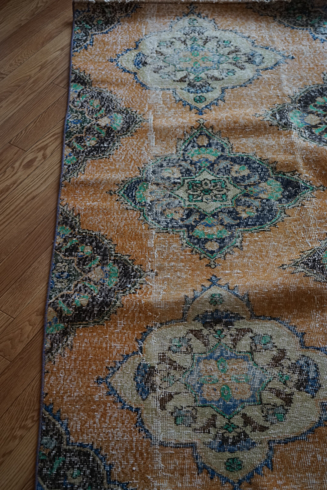 Türkiye Old Isparta Orange Flower 1970年代 186 × 97 cm No.TR25517 / 国内送料無料・羊毛手織り絨毯