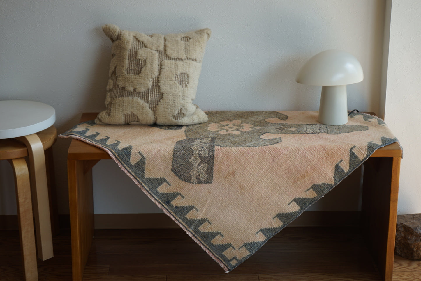 Türkiye Old Oushak Pink , Navy Key Motief 1970年代  84 × 81 cm No.TR25412