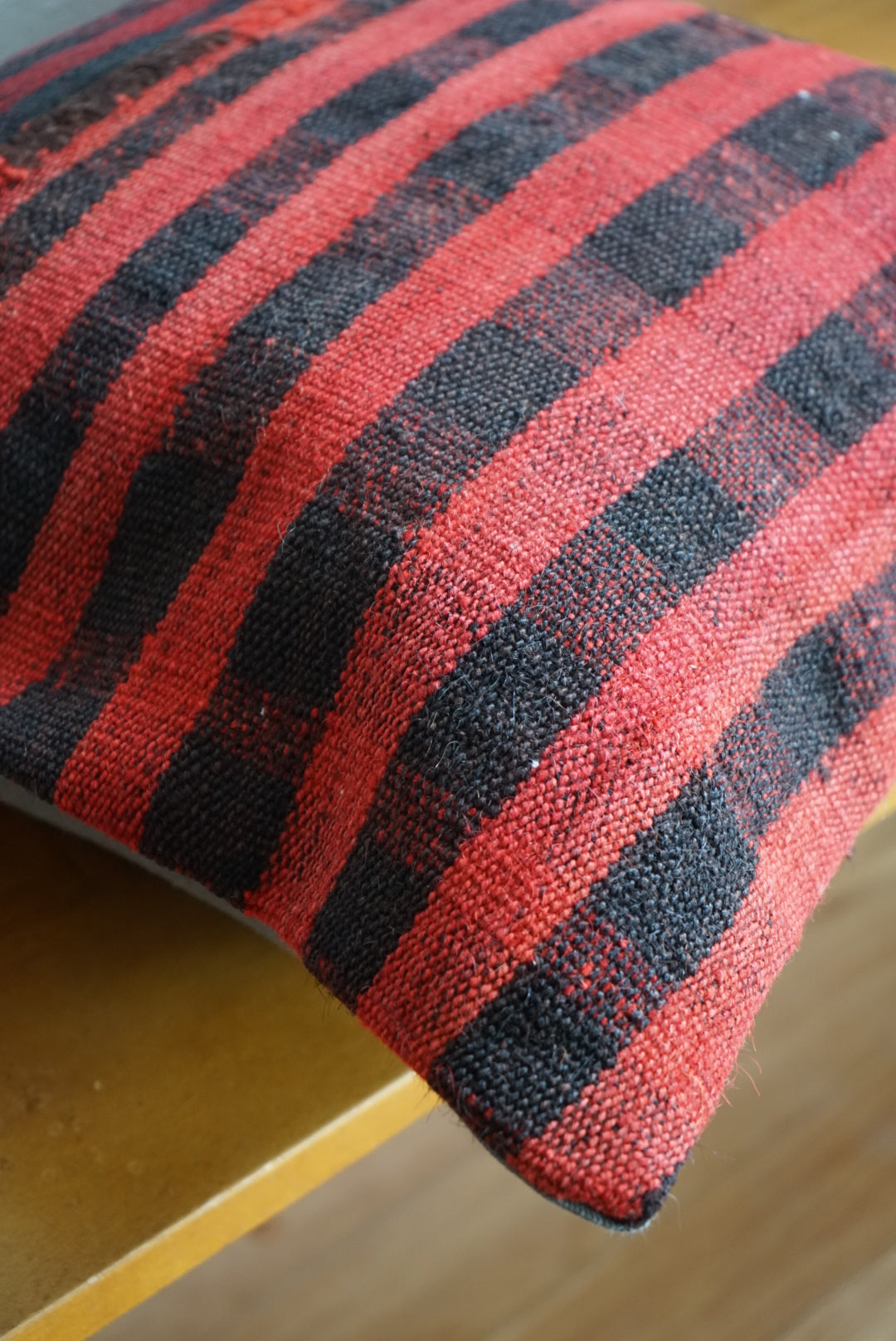 Türkiye Old Kilim Cushion Cover Red , Black Checker Design 50 × 50 cm No.TR25524 / 国内送料無料・羊毛手織りキリム